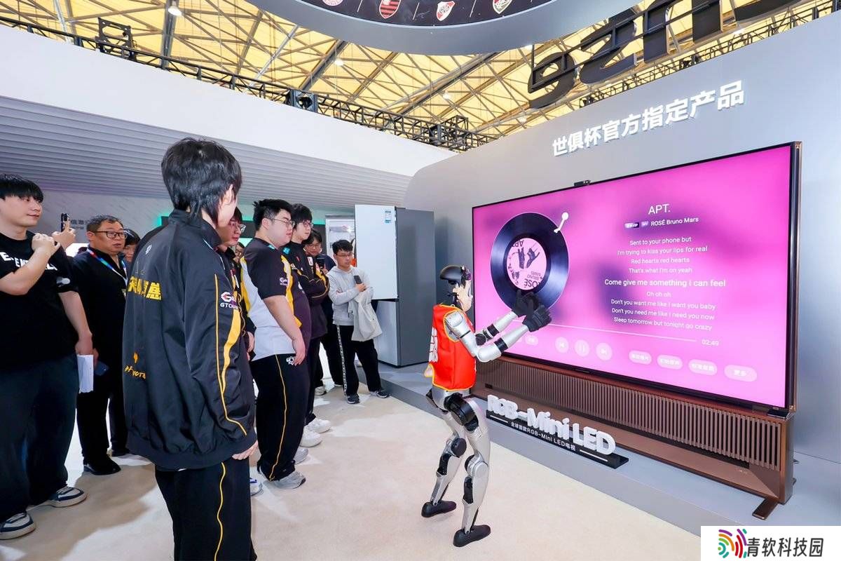 海信百吋大屏引领客厅WALL时代，KPL狼队与宇树机器人共舞AWE现场！