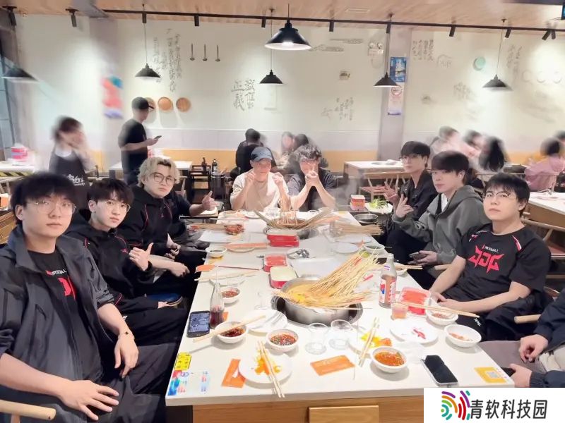 赛段首胜！JDG分享照片：迈出第一步，先吃饭吧！