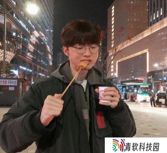 GOAT的挚爱之选？韩国某鱼饼摊把Faker吃他们家鱼饼的照片挂在招牌上！