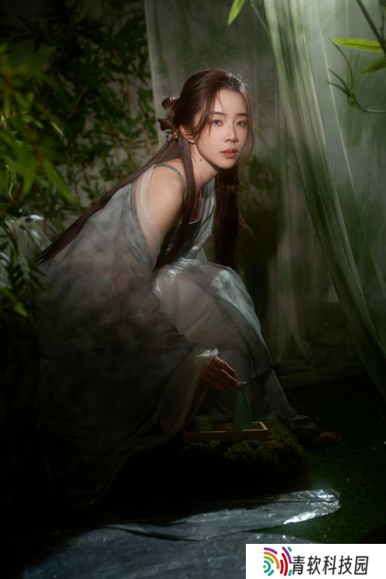 又有新皮肤了！余霜晒新写真照：被朦胧的纱幔与翠竹环绕～