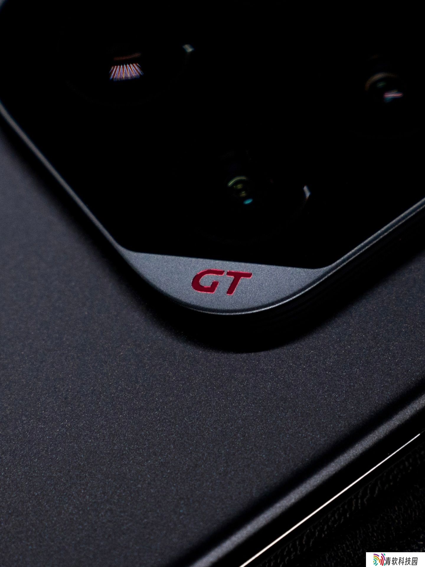 荣耀 GT Pro 手机以「打造最强性能旗舰」为目标，定位比标准版高两档