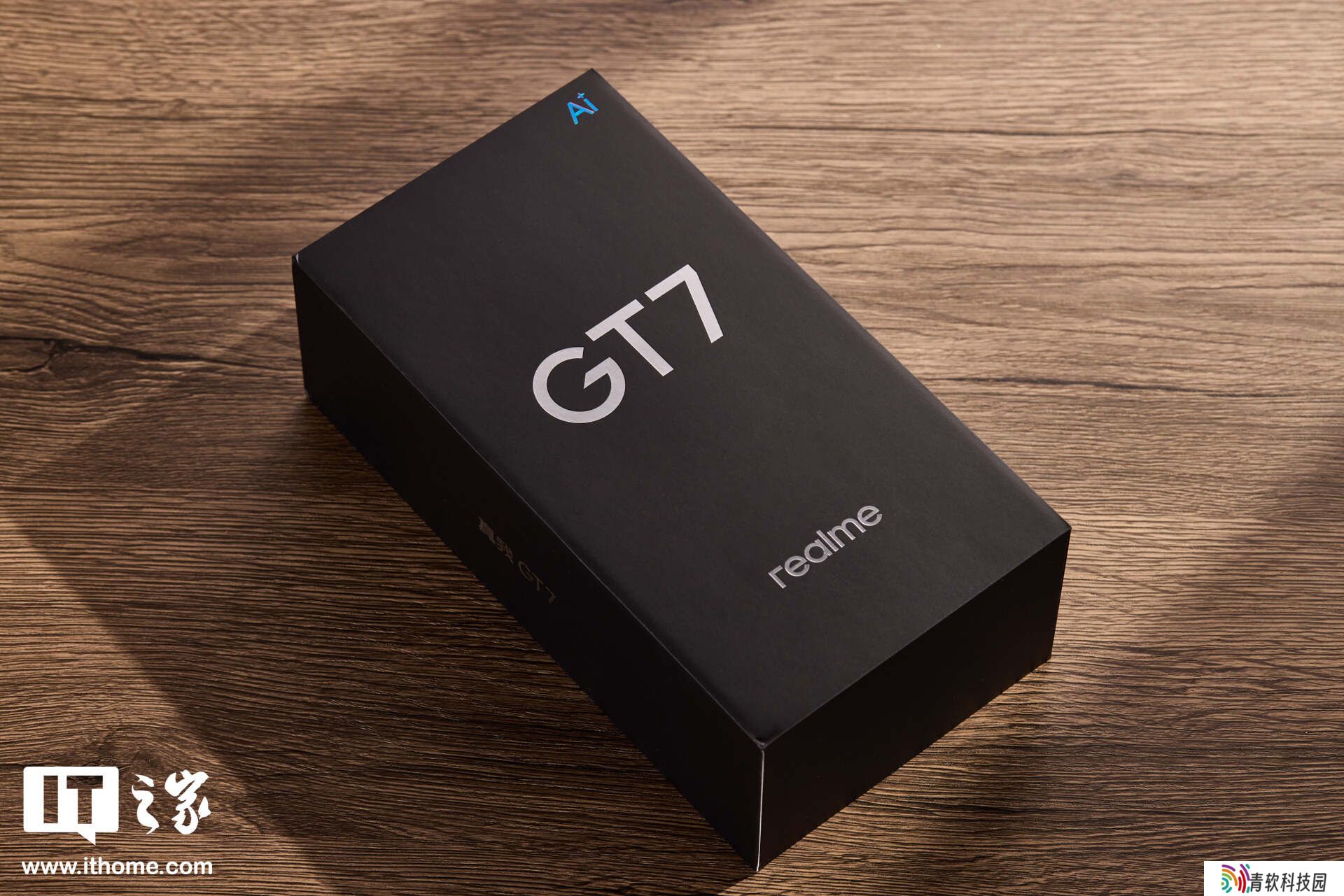 【IT之家图赏】真我GT7实拍：1.3mm 超窄边框，配 7200mAh 泰坦电池