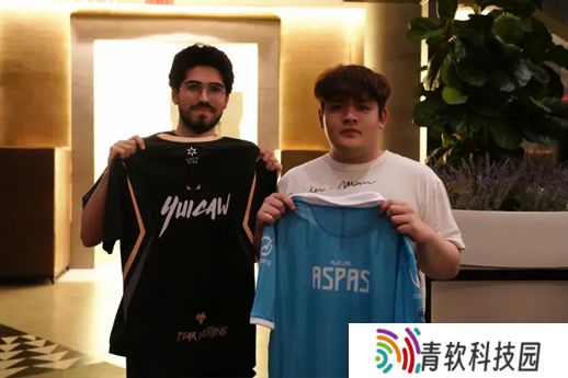 狼队发布Yuicaw与Aspas交换队服照：比赛都要加油！