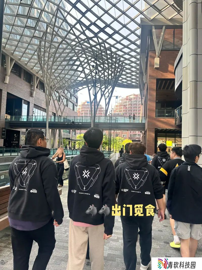 狼队官方发布选手赛场外返图：Juicy说他是Spider Man