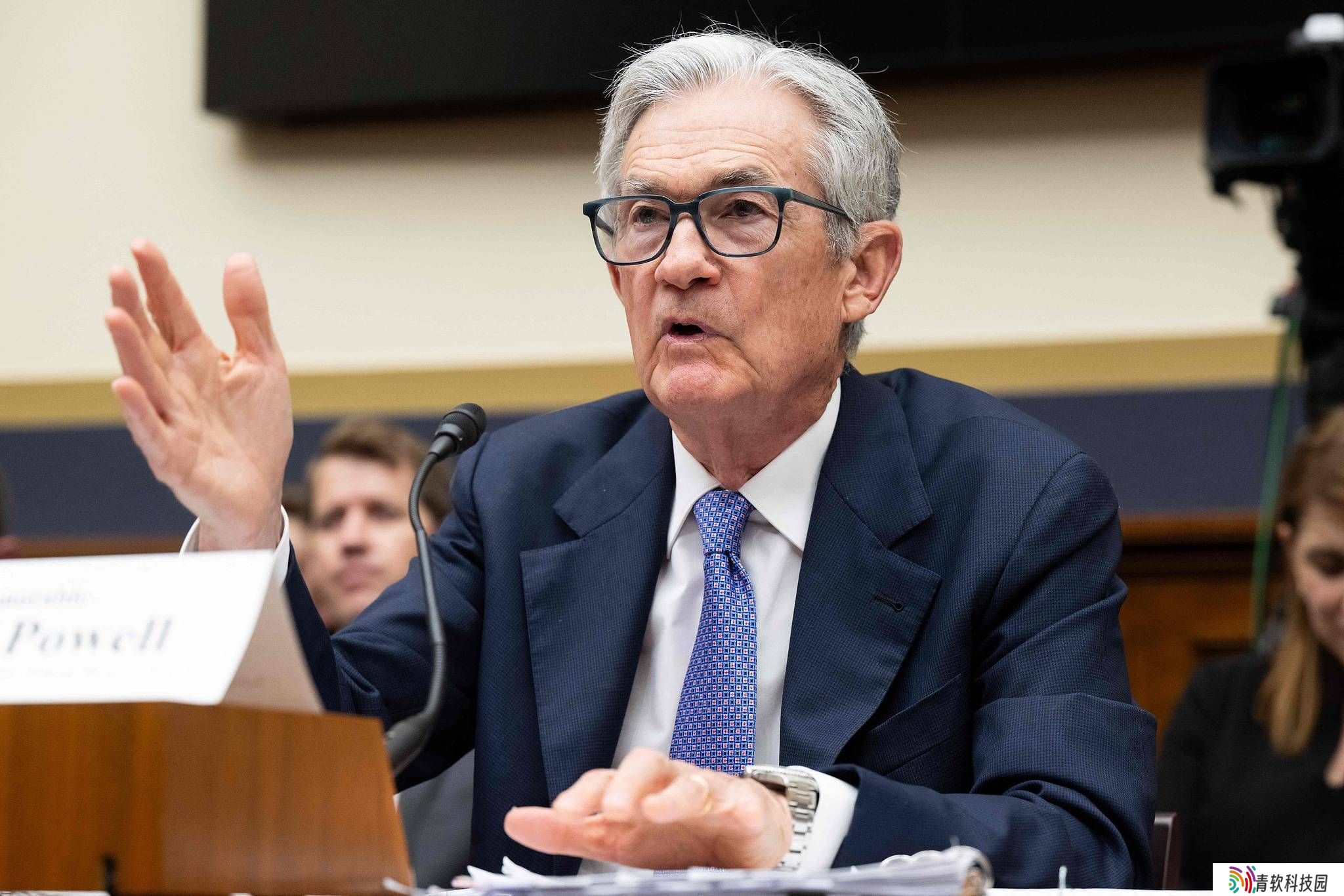 鲍威尔：美国经济不确定性上升，消费者信心下滑，美联储政策观望中