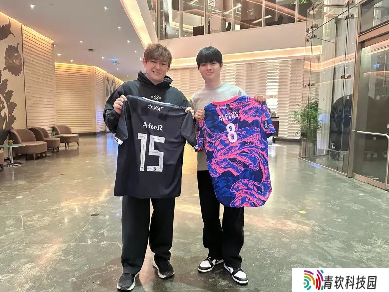 TEC分享教练AfteR与Alecks交换队服：教练的会晤