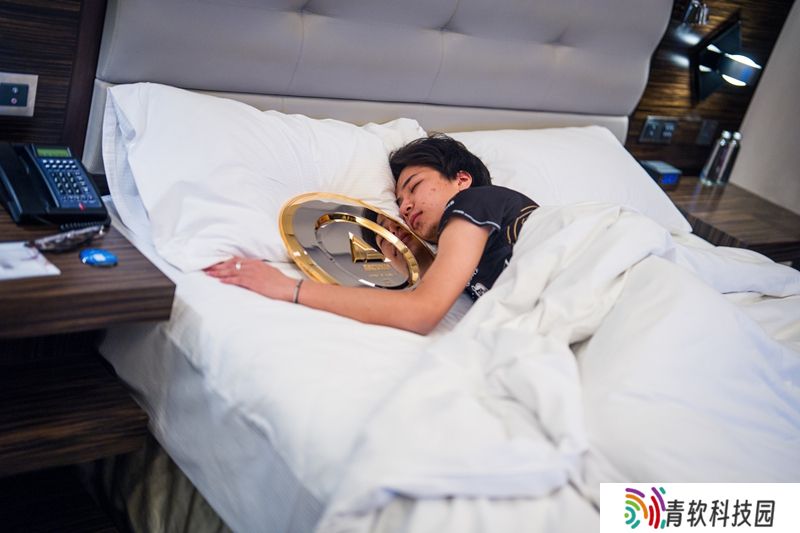 我也来！Techno夺冠后与奖杯大被同眠