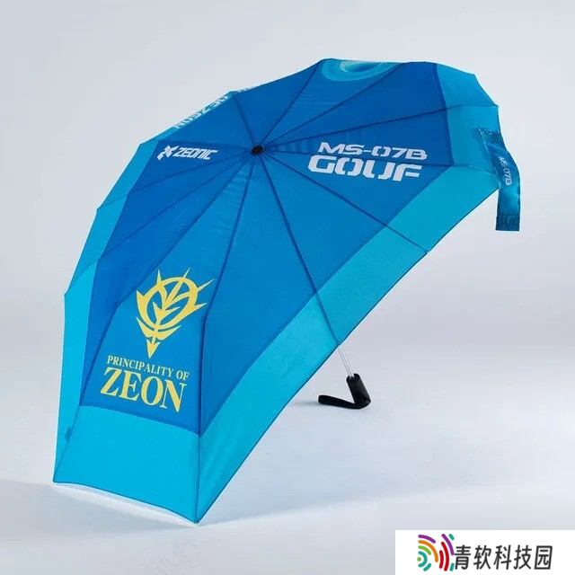 暴雨倾盆之时有人打伞 还有人打开了高达盾牌……