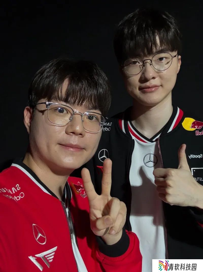 Meteor分享与DOFGK合照，并配文：T1加油！